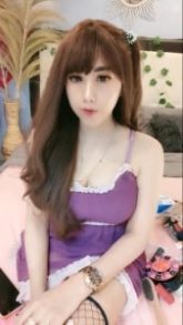 Dewi host cakep kayak barbie