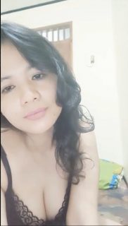 Anggun remas gunung kembar desah enak